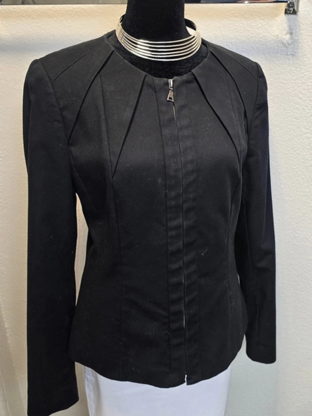 Tahari Black Zip Front Jacket Size 10 Like New